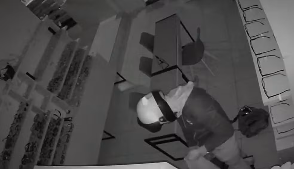 Leia mais sobre o artigo Homem invade ótica durante a madrugada e furta quase 180 relógios no interior do RN