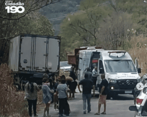 Leia mais sobre o artigo Caminhão perde o controle e sai da pista na RN-117 na descida da Serra de  Martins