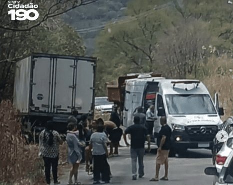 Leia mais sobre o artigo Caminhão perde o controle e sai da pista na RN-117 na descida da Serra de  Martins