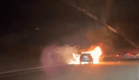 Leia mais sobre o artigo Veículo pega fogo na RN-013 entre Mossoró e Tibau; ninguém fica ferido