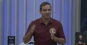 Leia mais sobre o artigo Com propostas sólidas e confronto incisivo, Cadu de Lula domina debate da TV Ponta Negra