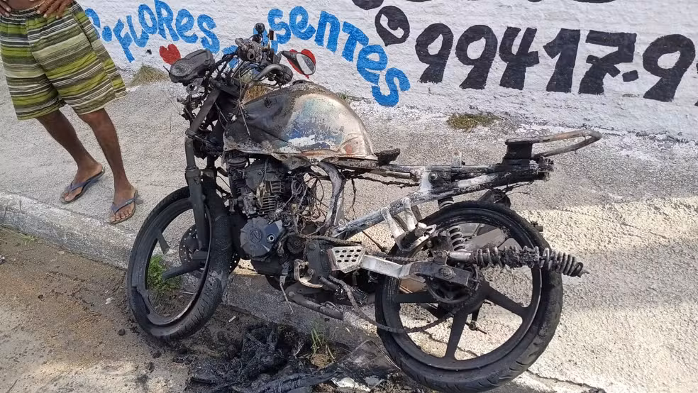 Leia mais sobre o artigo Homem rouba moto, bate em carro durante fuga e fica ferido após veículo pegar fogo em Natal