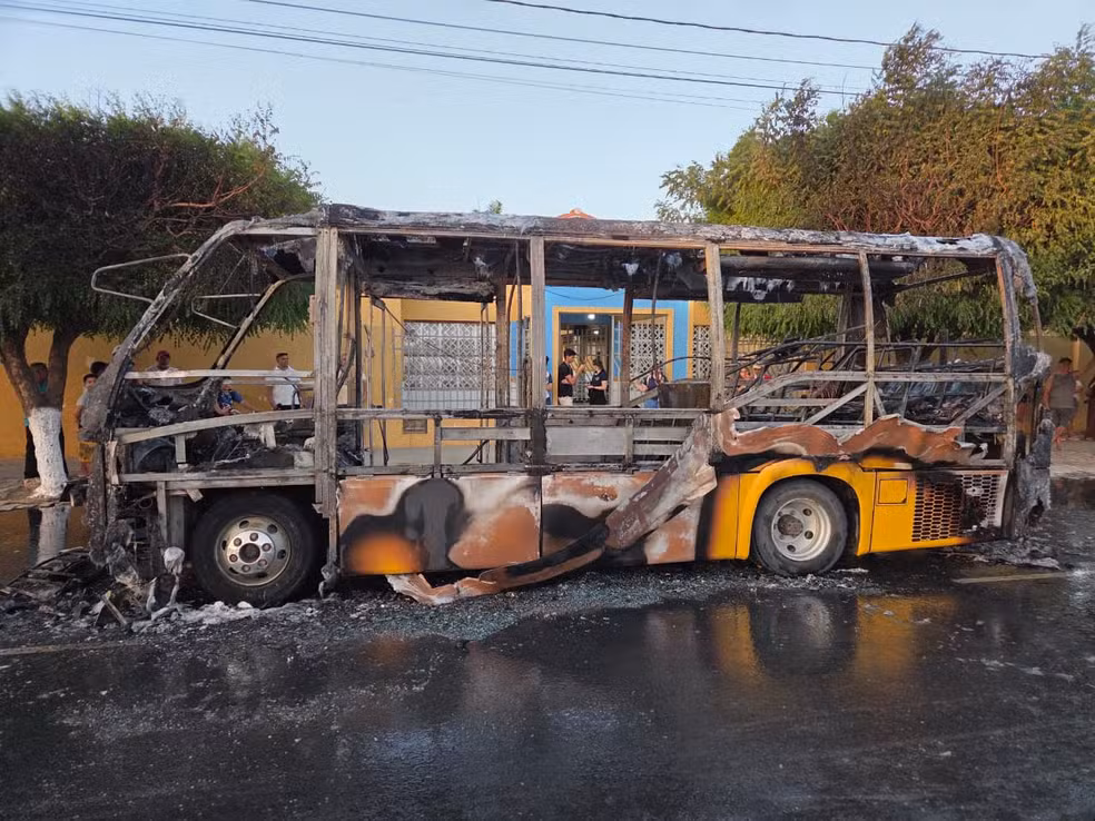 No momento, você está visualizando Ônibus escolar fica destruído após pegar fogo no RN; motorista consegue tirar estudantes antes das chamas
