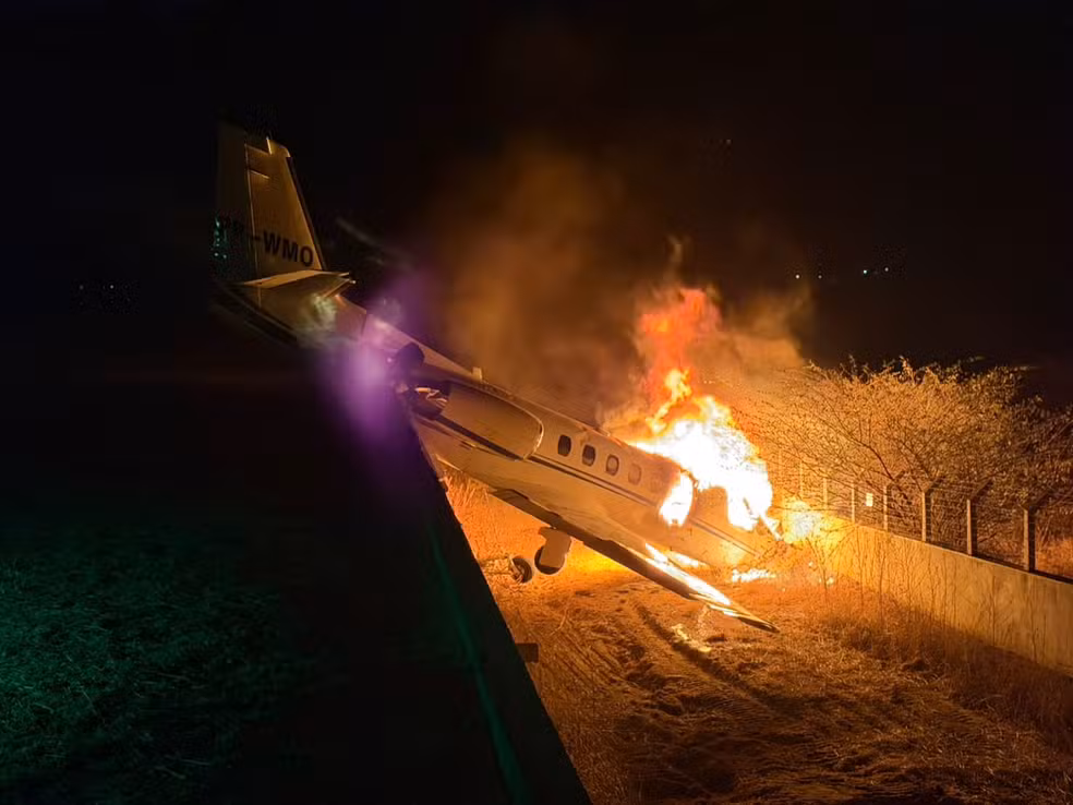 Leia mais sobre o artigo Avião com cantor Rey Vaqueiro pega fogo após sair da pista em pouso no interior do RN
