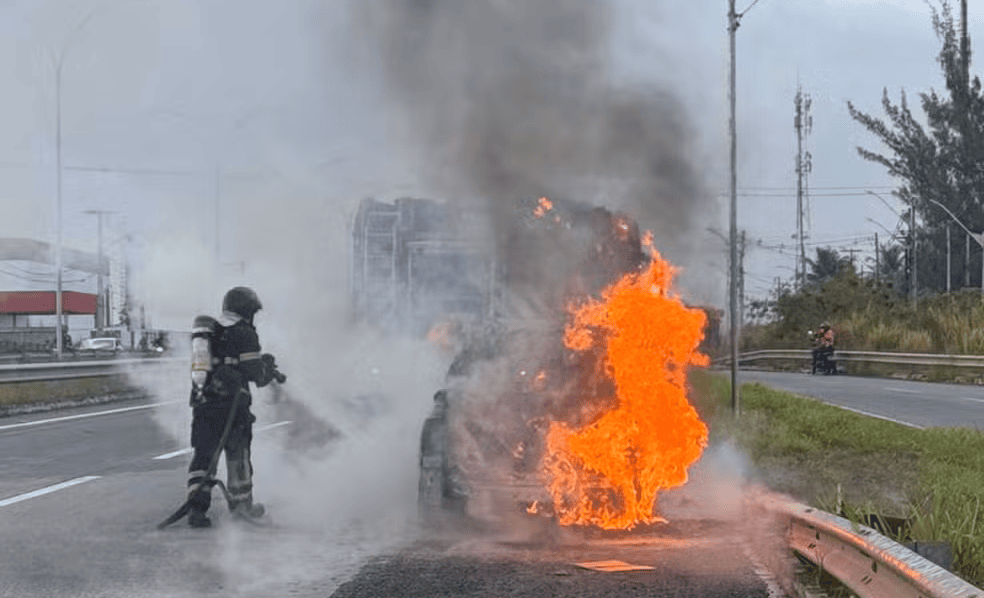 Leia mais sobre o artigo Carro pega fogo às margens da BR-101 em Parnamirim