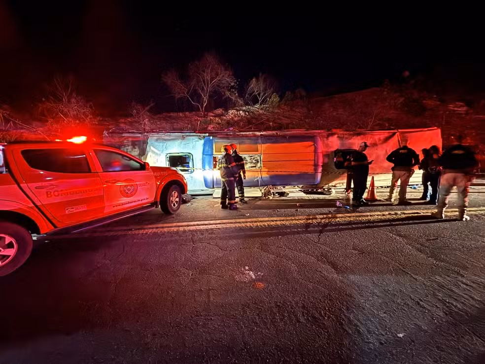 Leia mais sobre o artigo Acidente com ônibus de turismo deixa 3 mortos e 44 feridos na BR-262 no Espírito Santo