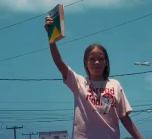 Leia mais sobre o artigo Menina ergue Constituição em ato de Lula em Natal após caso de criança com arma em festa bolsonarista