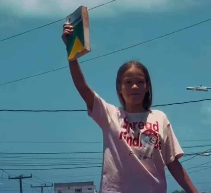 Leia mais sobre o artigo Menina ergue Constituição em ato de Lula em Natal após caso de criança com arma em festa bolsonarista
