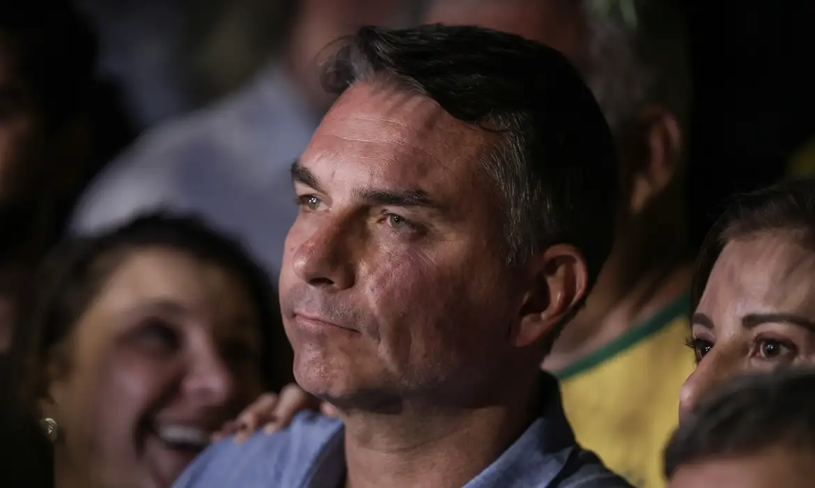 Leia mais sobre o artigo Mendonça multa Flávio por impulsionar post negativo contra Lula
