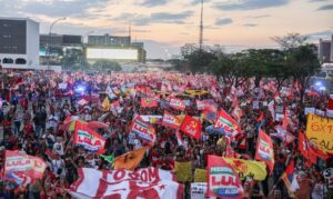 Leia mais sobre o artigo Milhares de estudantes tomam a Esplanada em apoio a Lula