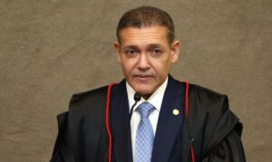 Leia mais sobre o artigo TSE atende Flávio e manda suspender canal do whatsapp Exército do Lula