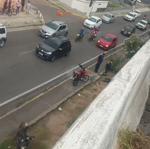 Leia mais sobre o artigo Motociclista cai de viaduto na marginal da BR-101 durante obras no asfalto em Natal