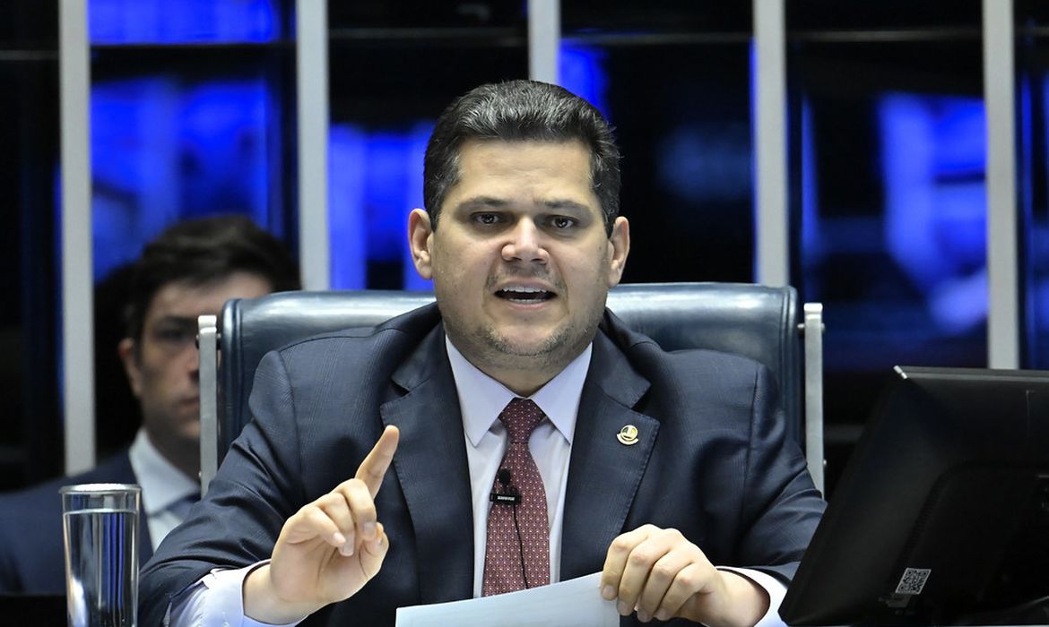 Leia mais sobre o artigo Alcolumbre anuncia sessões para discutir e votar fim da escala 6×1