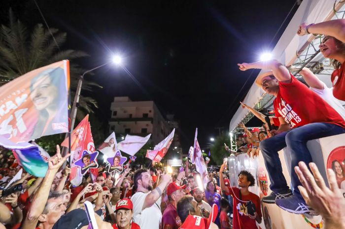 Leia mais sobre o artigo Multidão acompanha Cadu de Lula em caminhada histórica nas ruas de Caicó
