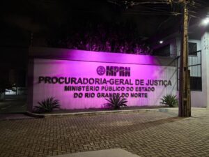 Leia mais sobre o artigo Ministério Público do RN ilumina fachada em alusão ao outubro rosa