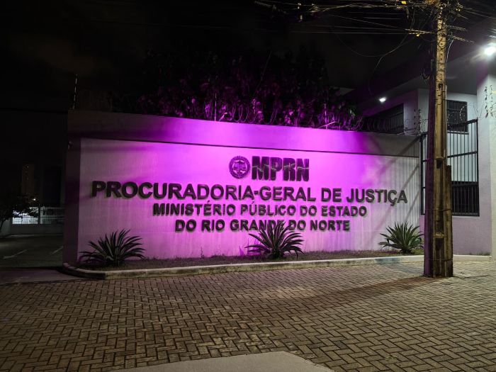Leia mais sobre o artigo Ministério Público do RN ilumina fachada em alusão ao outubro rosa