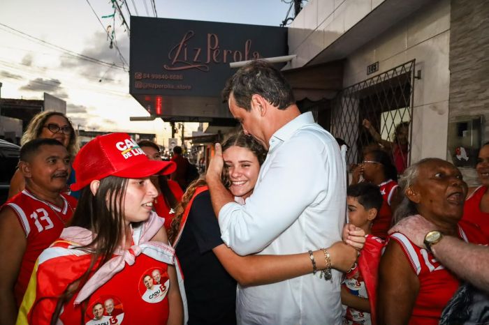 No momento, voc&ecirc; est&aacute; visualizando Ouvindo e olhando no olho do povo, Cadu de Lula lidera grande caminhada nas Quintas e mobiliza a Zona Oeste de Natal