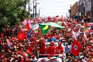 Leia mais sobre o artigo Lula e Cadu reúnem mais de 100 mil pessoas em passeata histórica em Natal