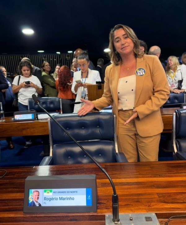 Leia mais sobre o artigo Samanda de Lula acompanha votação pelo fim da escala 6×1 e cobra presença de Flávio Bolsonaro e Rogério Marinho