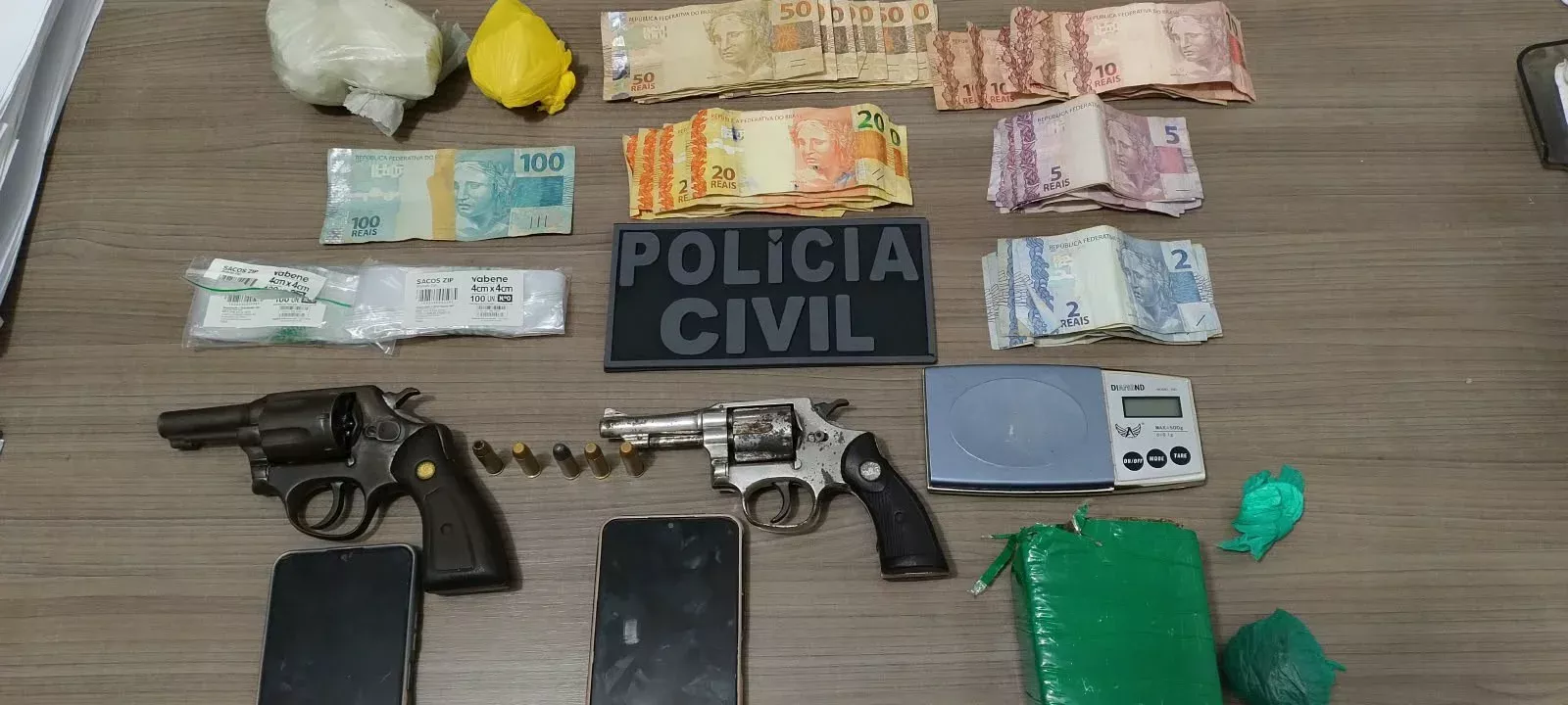 Leia mais sobre o artigo Polícia Civil prende três suspeitos por tráfico de drogas e apreende armas em Pedra Grande