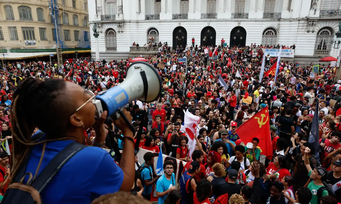 Leia mais sobre o artigo Estudantes fazem atos pelo país em apoio a Lula