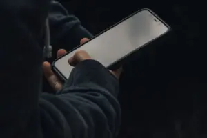 Leia mais sobre o artigo Comerciante é condenado por comprar smartphone roubado