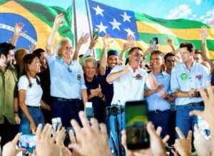 Leia mais sobre o artigo Caiado troca fortes críticas a Flávio Bolsonaro no primeiro turno por apoio no segundo