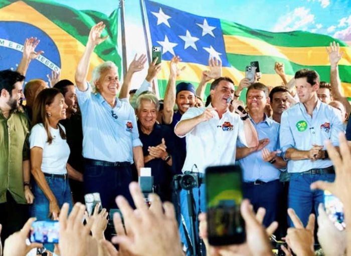 Leia mais sobre o artigo Caiado troca fortes críticas a Flávio Bolsonaro no primeiro turno por apoio no segundo