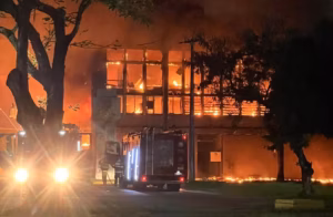 Leia mais sobre o artigo Incêndio de grandes proporções atinge prédio da UFPE; terceira ocorrência em uma semana