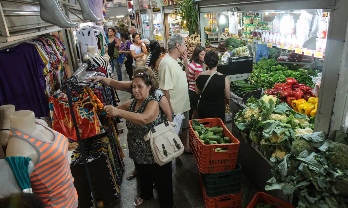 Leia mais sobre o artigo Cortes em auxílios sociais podem gerar retração em cidades do interior