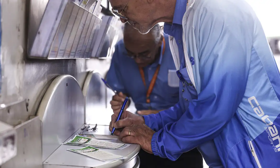Leia mais sobre o artigo Mega-Sena acumula; prêmio pode chegar a R$ 185 milhões na terça-feira