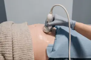 Leia mais sobre o artigo Hospital pagará R$ 20 mil após negar internação a paciente com quadro de abortamento espontâneo