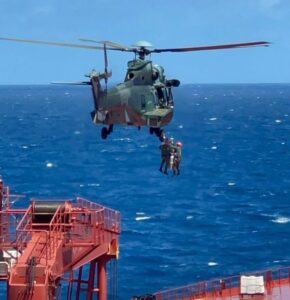 Leia mais sobre o artigo Marinha e FAB resgatam tripulante de navio mercante em alto-mar, próximo a Natal