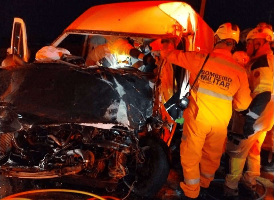 Leia mais sobre o artigo Bombeiros resgatam vítima presa às ferragens após colisão entre carro e caminhão no RN