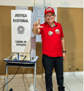Leia mais sobre o artigo Prefeito Reginaldo Vitorino vota no início da manhã em Jandaíra e reforça compromisso com a democracia