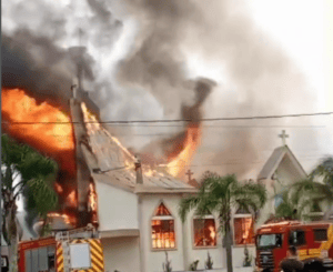 Leia mais sobre o artigo Incêndio destrói Igreja Matriz de Treze de Maio, no Sul de Santa Catarina