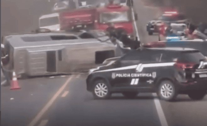 Leia mais sobre o artigo Acidente entre van e caminhonete deixa seis mortos e 15 feridos na BR-230, na Paraíba